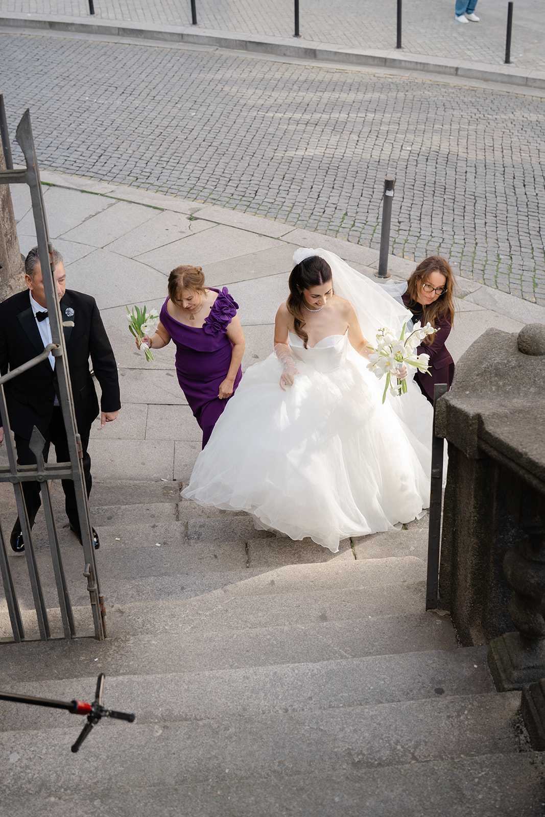 Tânia, da Get Married, ajuda Rita a subir os degraus da Igreja dos Clérigos.