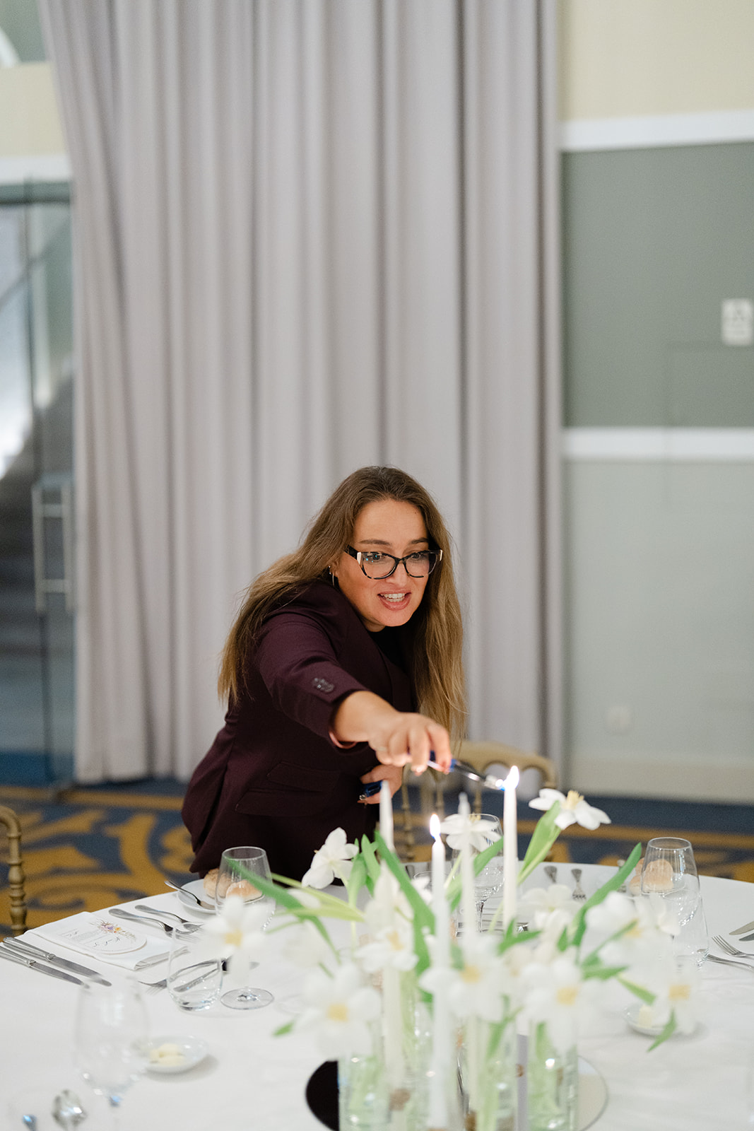 Tânia, da Get Married, acende uma vela na decoração do casamento no Palácio do Freixo.