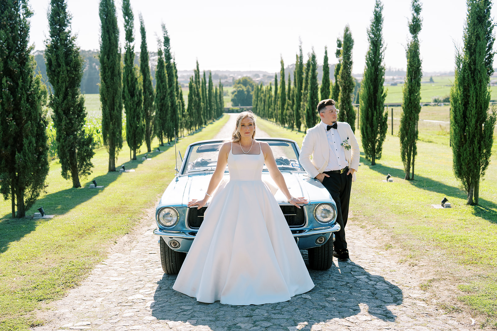 Catherine e Mathew junto ao carro da Classic Car Eventos