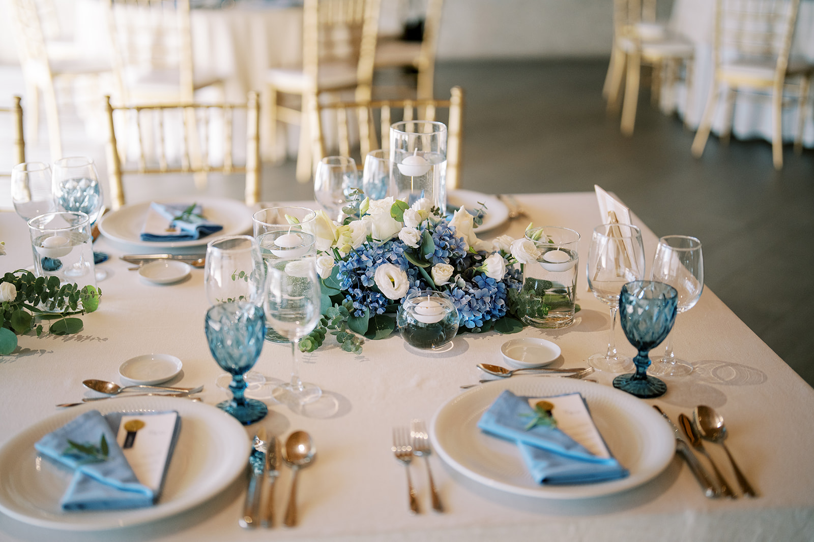 Mesas preparadas para o casamento de Catherine e Mathew na Quinta do Alferes de Crasto