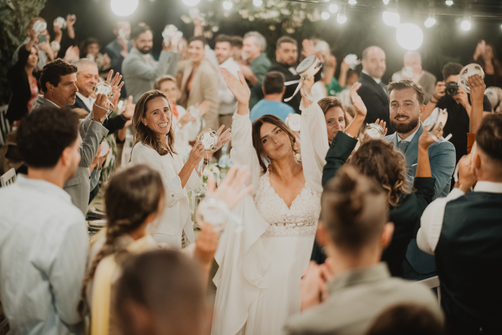 Kika e Gonçalo com os convidados a celebrar com pandeiretas na festa