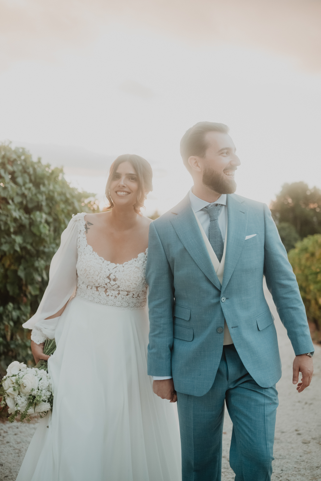 Kika e Gonçalo a caminhar junto às vinhas no dia do casamento